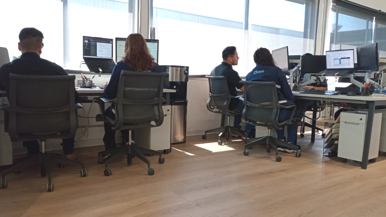 Equipo de ingenieros trabajando en el desarrollo de soluciones tecnológicas y de autoservicio en Microsafe