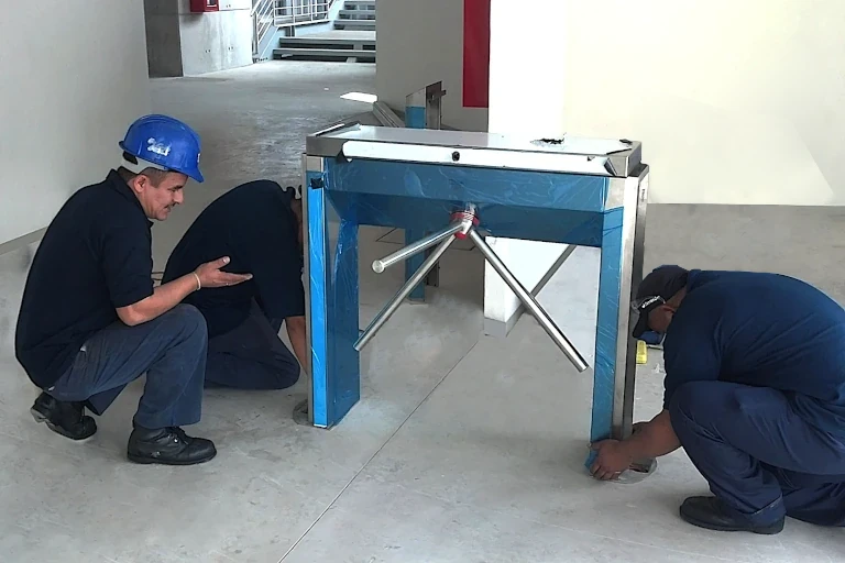 Servicio de instalación en campo de sistemas y equipos por equipo técnico especializado, garantizando una implementación eficiente y segura.