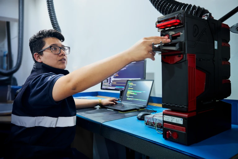 Producción local de equipos tecnológicos diseñados y fabricados en México, garantizando integración ágil, personalización y competitividad en costos.