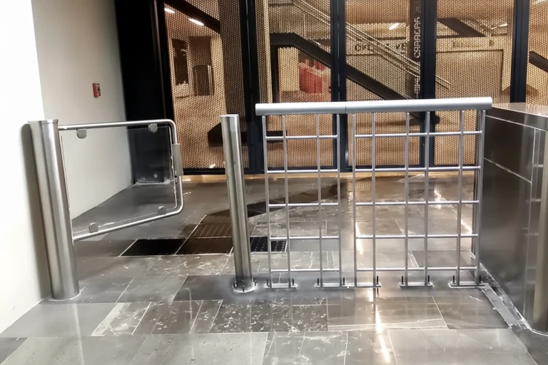 Encausadores peatonales para delimitar los carriles de acceso al metro o estación de transporte público y evitar el paso no autorizado