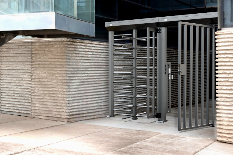 Torniquete de altura completa con acceso de cortesía, ideal para control de seguridad y flujo peatonal de alta restricción, opcional validador de tarjetas sin contacto o lector biométrico.